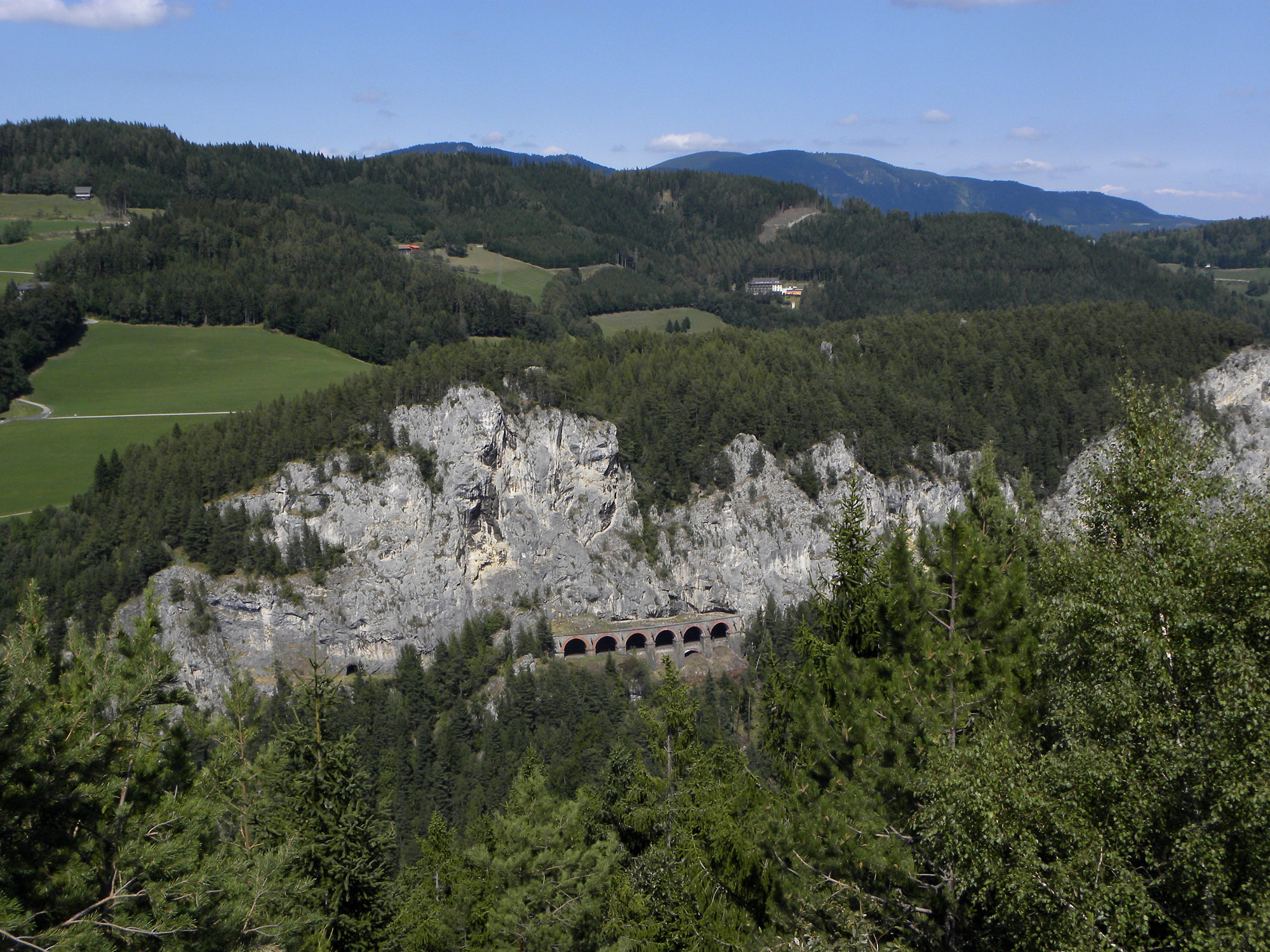 Semmeringbahn, Breitenstein (Photo license: CC-BY-SA 3.0)